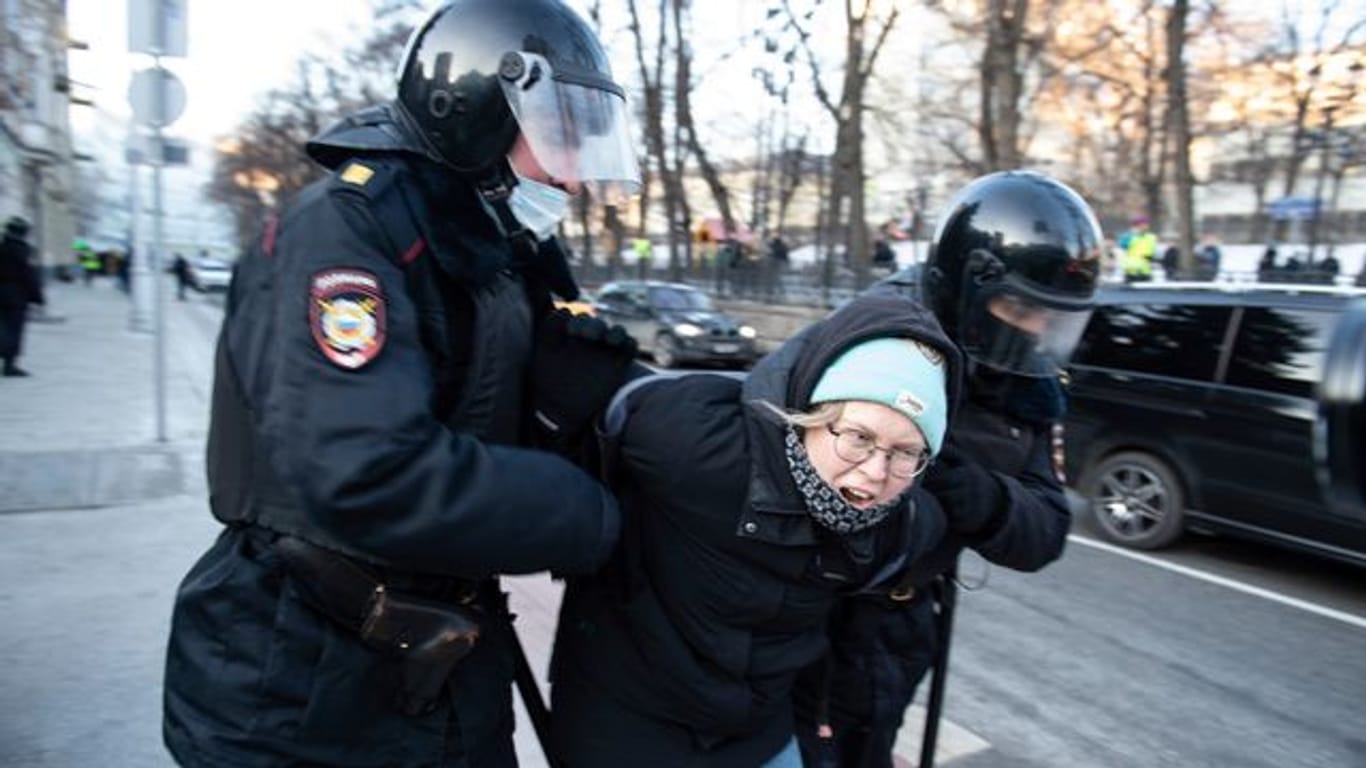 Die Polizei nimmt eine Demonstrantin während einer Protest-Aktion gegen Russlands Invasion in die Ukraine fest (Archivbild vom 27.