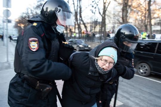 Die Polizei nimmt eine Demonstrantin während einer Protest-Aktion gegen Russlands Invasion in die Ukraine fest (Archivbild vom 27.