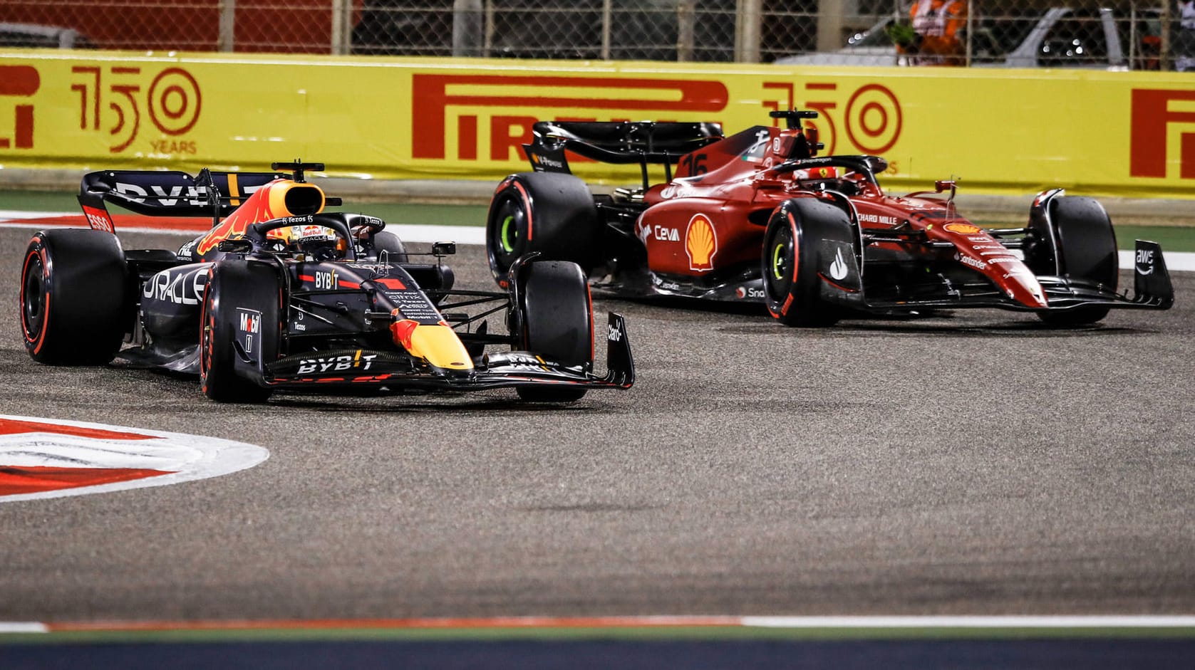 Hin und her: Charles Leclerc (r.) und Max Verstappen.