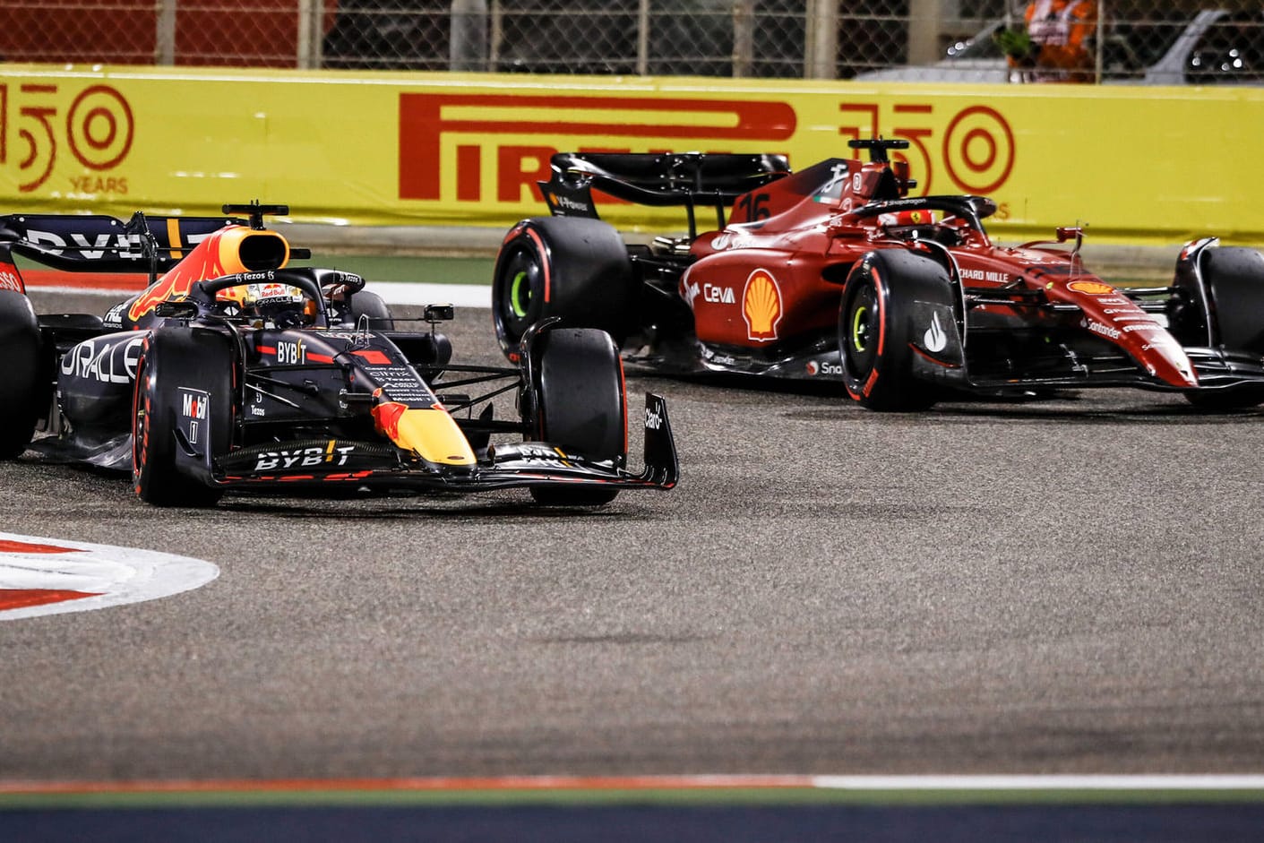 Hin und her: Charles Leclerc (r.) und Max Verstappen.