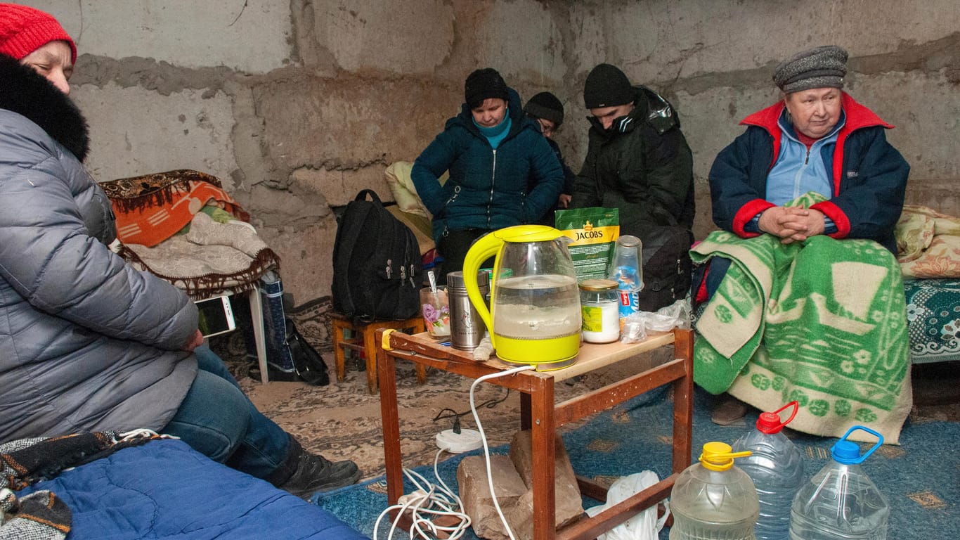 Menschen sitzen in einem Keller in Charkiw, der als Luftschutzbunker genutzt wird: Die Stadt soll das nächste Ziel der russischen Armee sein.