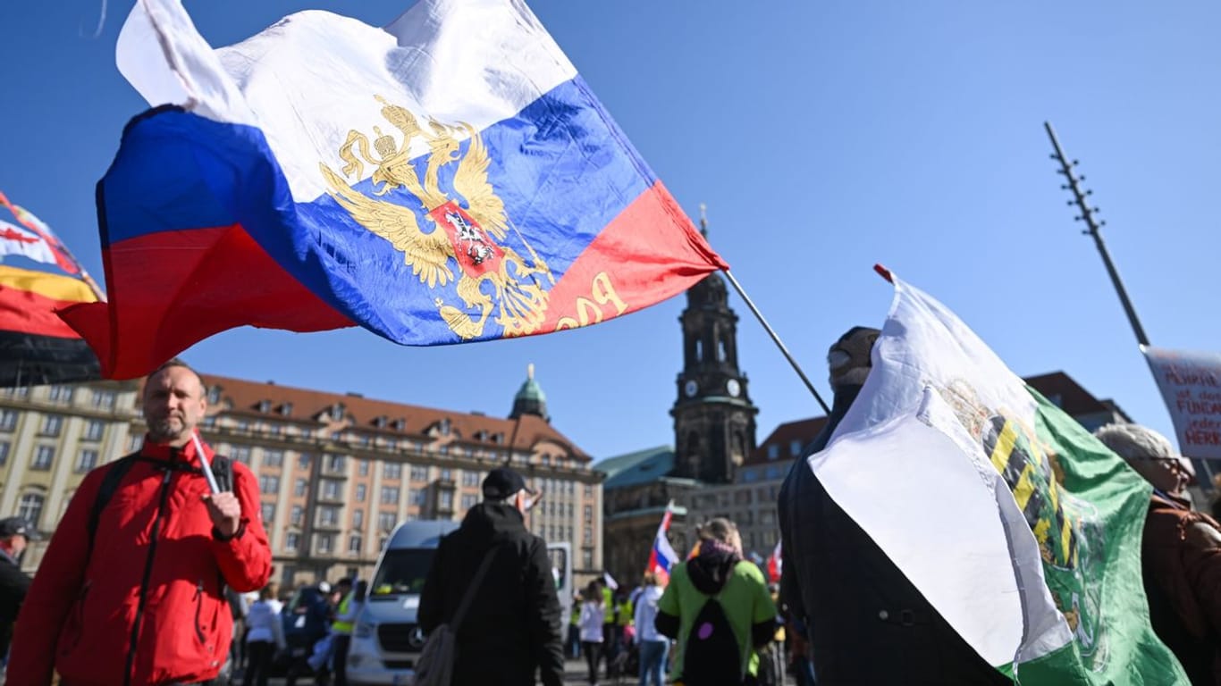 Offenbar um Solidarität mit Russland zu zeigen, werden Russland-Fahnen auf der Demo in Dresden geschwenkt.