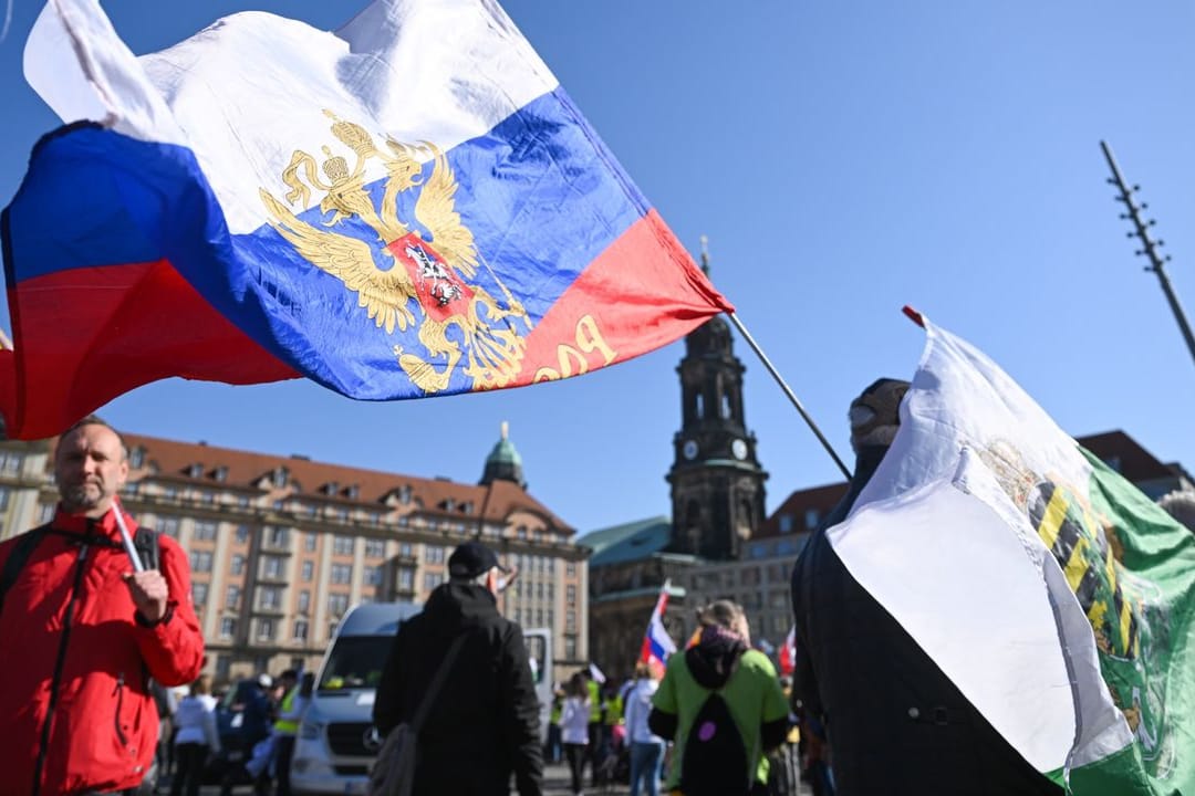 Offenbar um Solidarität mit Russland zu zeigen, werden Russland-Fahnen auf der Demo in Dresden geschwenkt.