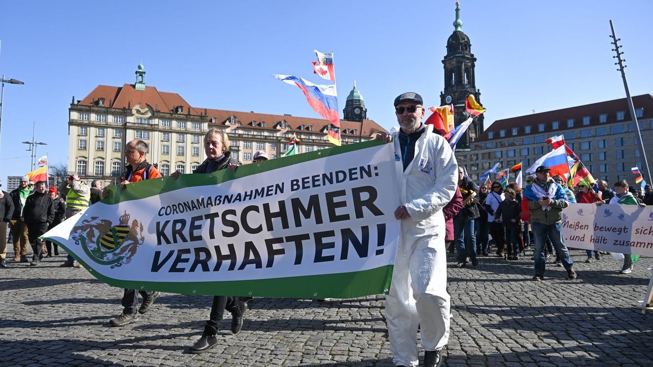 "Coronamaßnahmen beenden: Kretschmer verhaften!" fordern etwa diese Teilnehmer. "Coronamaßnahmen beenden: Kretschmer verhaften!" fordern etwa diese Teilnehmer.