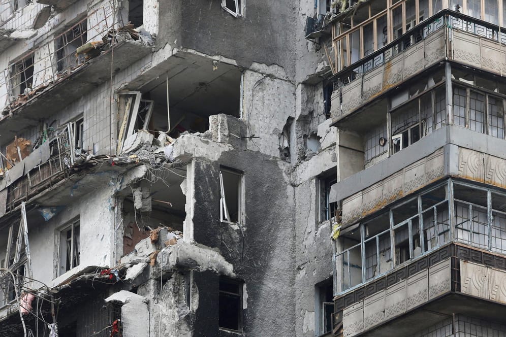 Ein zerstörtes Wohnhaus in Mariupol: Russland gibt an, nur militärische Ziele anzuvisieren.
