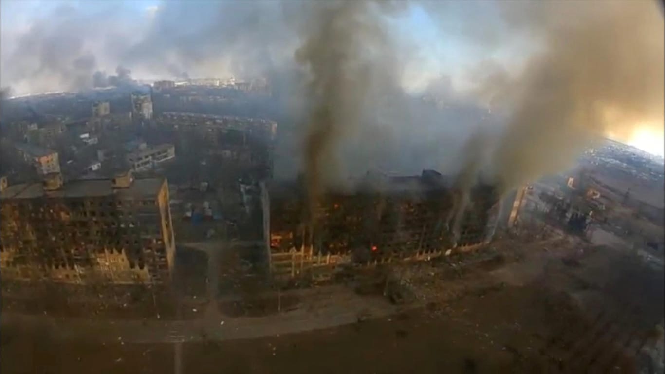 Rauch steigt aus einem brennenden Wohnhaus in Mariupol: Die Hafenstadt wird vom ukrainischen Asow-Bataillon verteidigt.