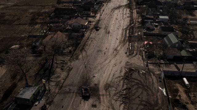 Zerstörte russische Panzer auf einer Straße in der Nähe von Brovary, nördlich von Kiew.