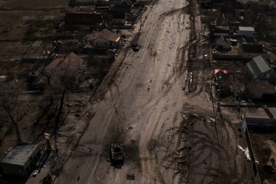 Zerstörte russische Panzer auf einer Straße in der Nähe von Brovary, nördlich von Kiew.