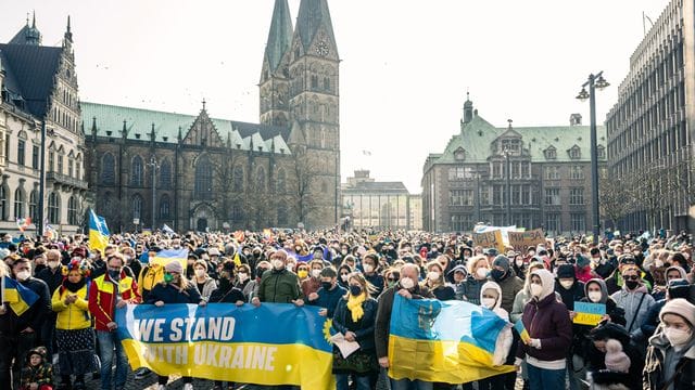 Bremen: Zahlreiche Menschen haben sich während der Kundgebung auf dem Domshof versammelt (Archivbild): Über 1.000 Menschen demonstrierten am Wochenende in Bremen für den Frieden in der Ukraine. Bremen: Zahlreiche Menschen haben sich während der Kundgebung auf dem Domshof versammelt (Archivbild): Über 1.000 Menschen demonstrierten am Wochenende in Bremen für den Frieden in der Ukraine.