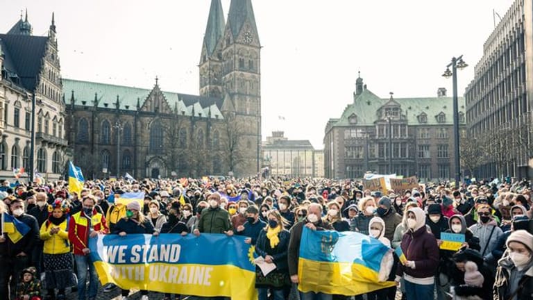 Bremen: Zahlreiche Menschen haben sich während der Kundgebung auf dem Domshof versammelt (Archivbild): Über 1.000 Menschen demonstrierten am Wochenende in Bremen für den Frieden in der Ukraine.