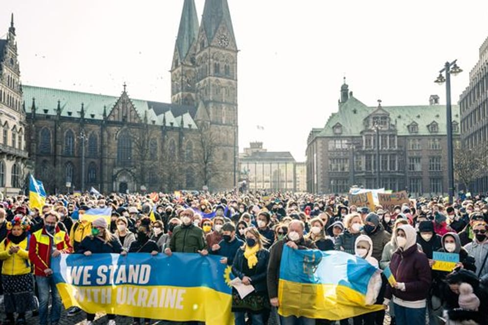 Bremen: Zahlreiche Menschen haben sich während der Kundgebung auf dem Domshof versammelt (Archivbild): Über 1.000 Menschen demonstrierten am Wochenende in Bremen für den Frieden in der Ukraine.