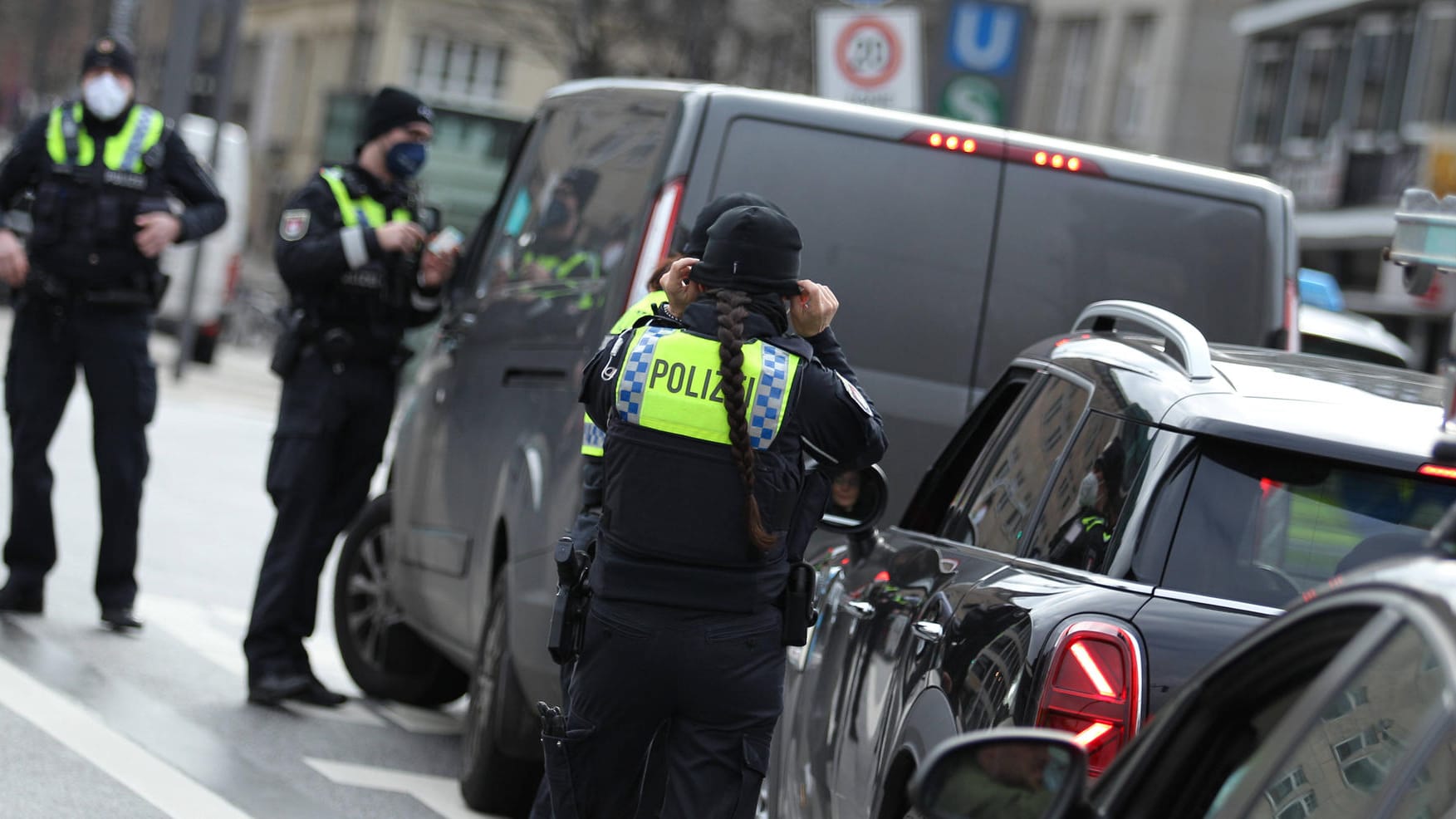 Die Hamburger Polizei bei einer Verkehrskontrolle am Jungfernstieg (Archivbild): Bei der Durchsuchung des Mannes erwartete die Beamten eine weitere Überraschung. Die Hamburger Polizei bei einer Verkehrskontrolle am Jungfernstieg (Archivbild): Bei der Durchsuchung des Mannes erwartete die Beamten eine weitere Überraschung.