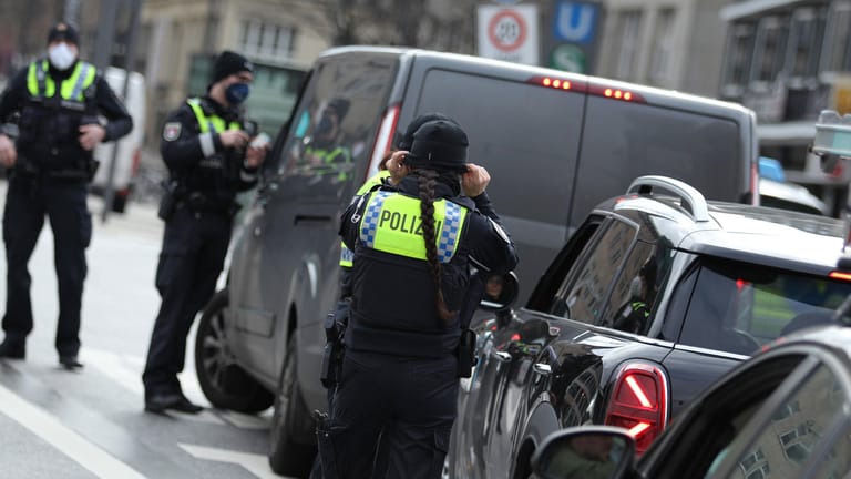 Die Hamburger Polizei bei einer Verkehrskontrolle am Jungfernstieg (Archivbild): Bei der Durchsuchung des Mannes erwartete die Beamten eine weitere Überraschung.