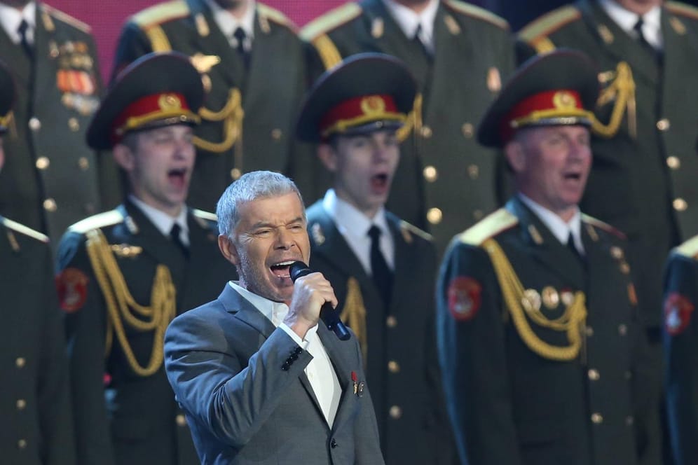 MOSCOW RUSSIA JULY 31 2015 Singer Oleg Gazmanov front and a Russian military choir perform at