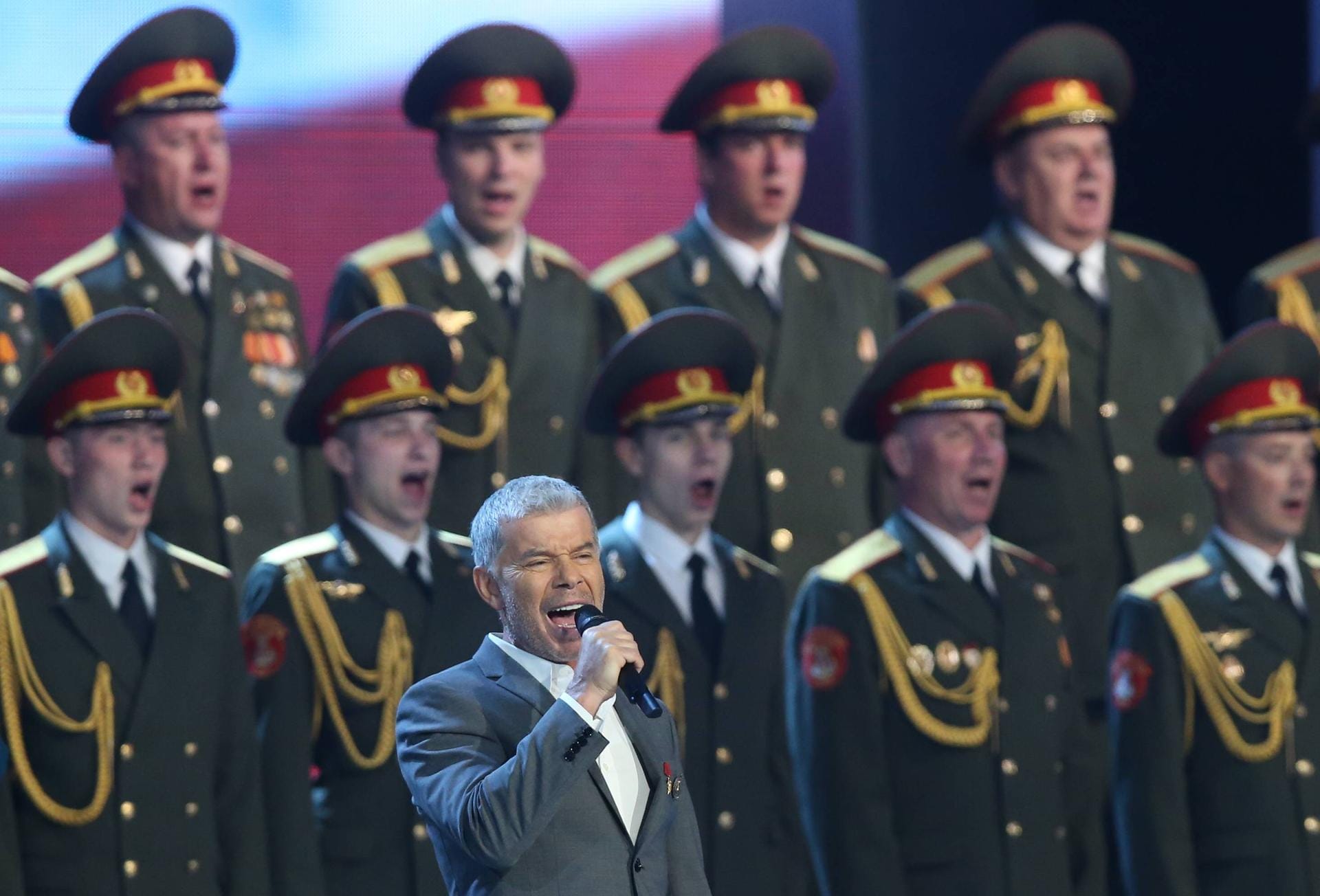 MOSCOW RUSSIA JULY 31 2015 Singer Oleg Gazmanov front and a Russian military choir perform at