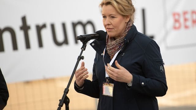 Eröffnung des Ukraine-Ankunftszentrums TXL