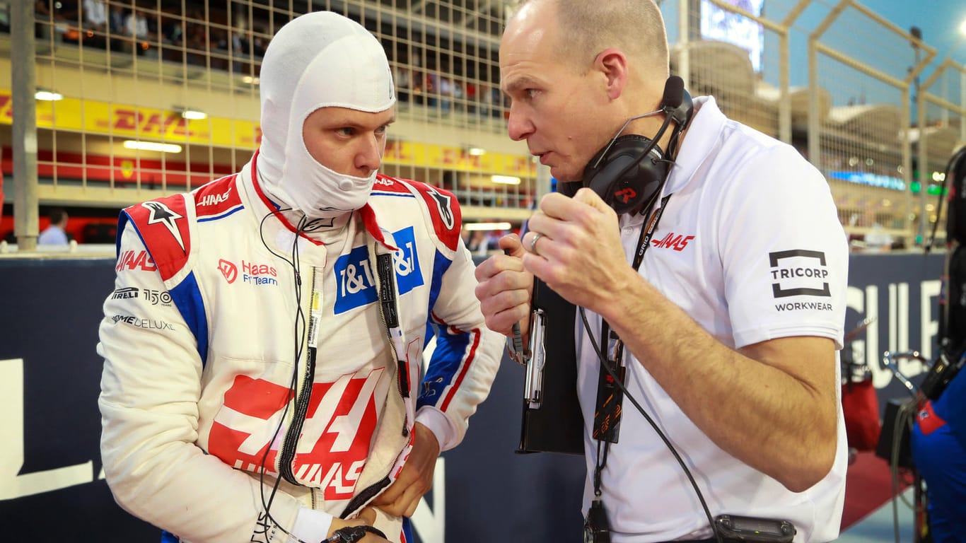 Mick Schumacher mit einem Haas-Ingenieur vor dem Bahrain-GP: Das Team scheint 2022 konkurrenzfähig.