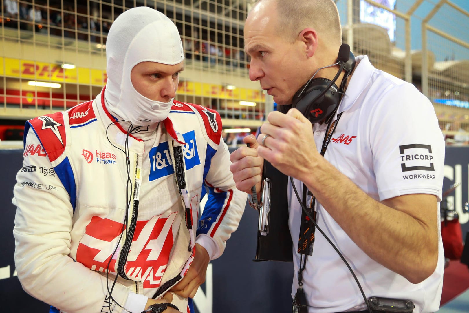 Mick Schumacher mit einem Haas-Ingenieur vor dem Bahrain-GP: Das Team scheint 2022 konkurrenzfähig.