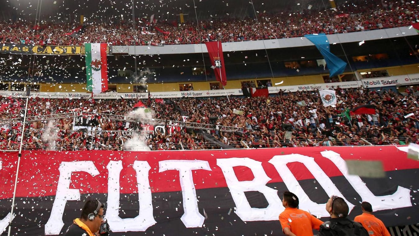 Fans der Newell's Old Boys (Archivbild, 2016): Im Stadtderby von Rosario regnete es Granaten von den Tribünen.