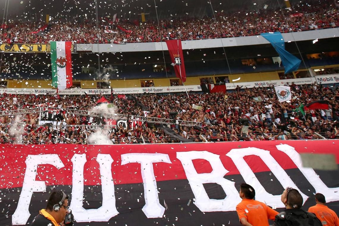 Fans der Newell's Old Boys (Archivbild, 2016): Im Stadtderby von Rosario regnete es Granaten von den Tribünen.