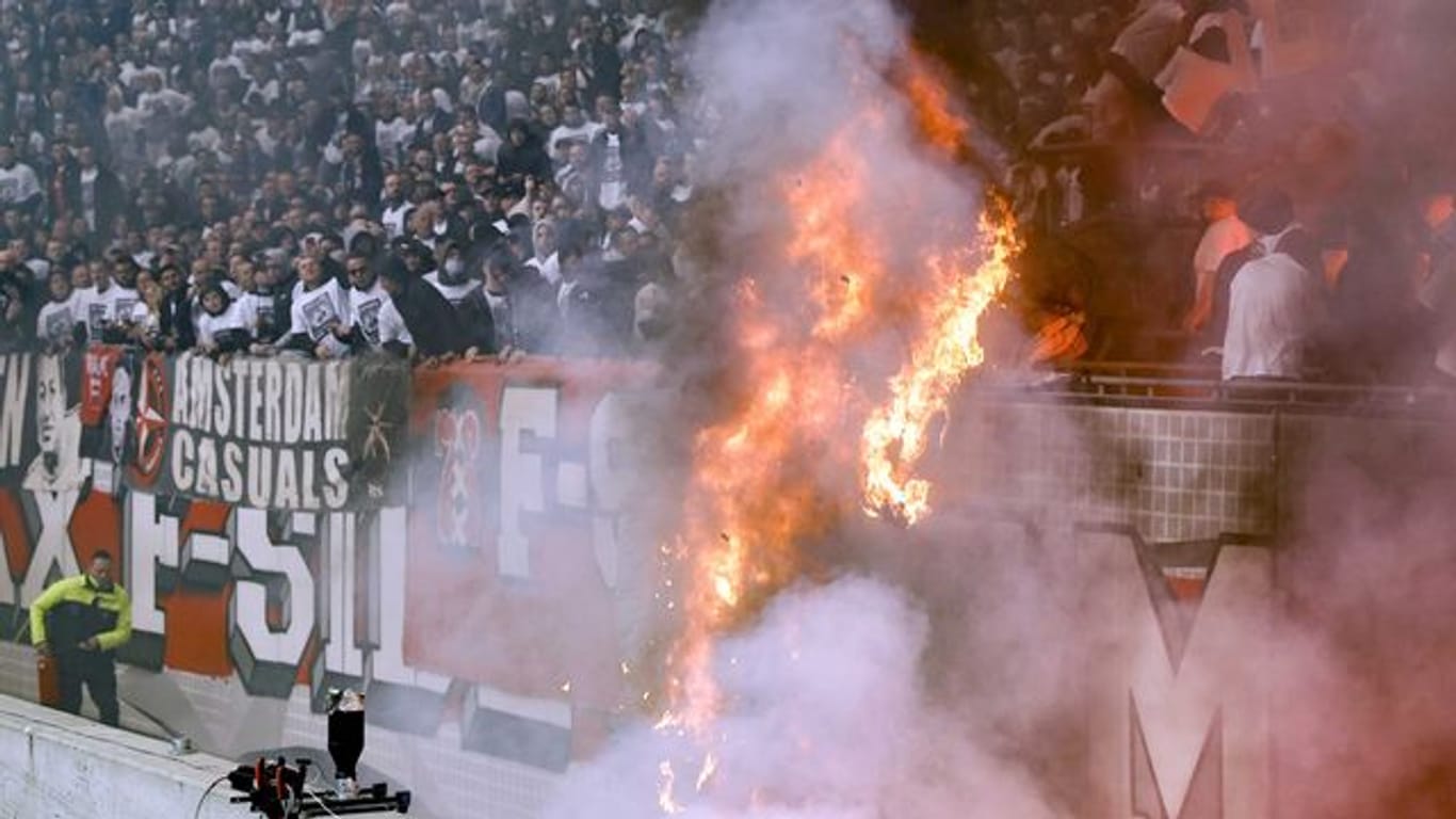 In Amsterdam ging ein Fan-Banner in Flammen auf.