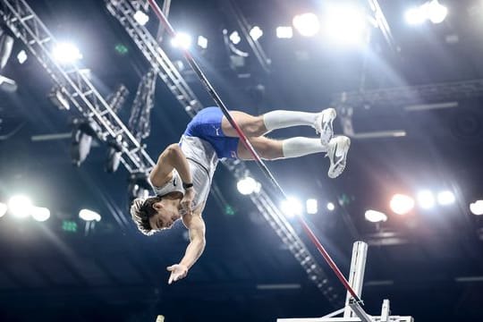 Der Schweder Armand Duplantis verbesserte den Hallen-Weltrekord im Stabhochsprung.