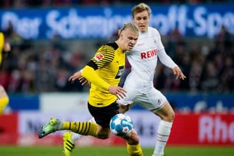 BVB-Stürmer Erling Haaland (l) im Zweikampf mit dem Kölner Timo Hübers.