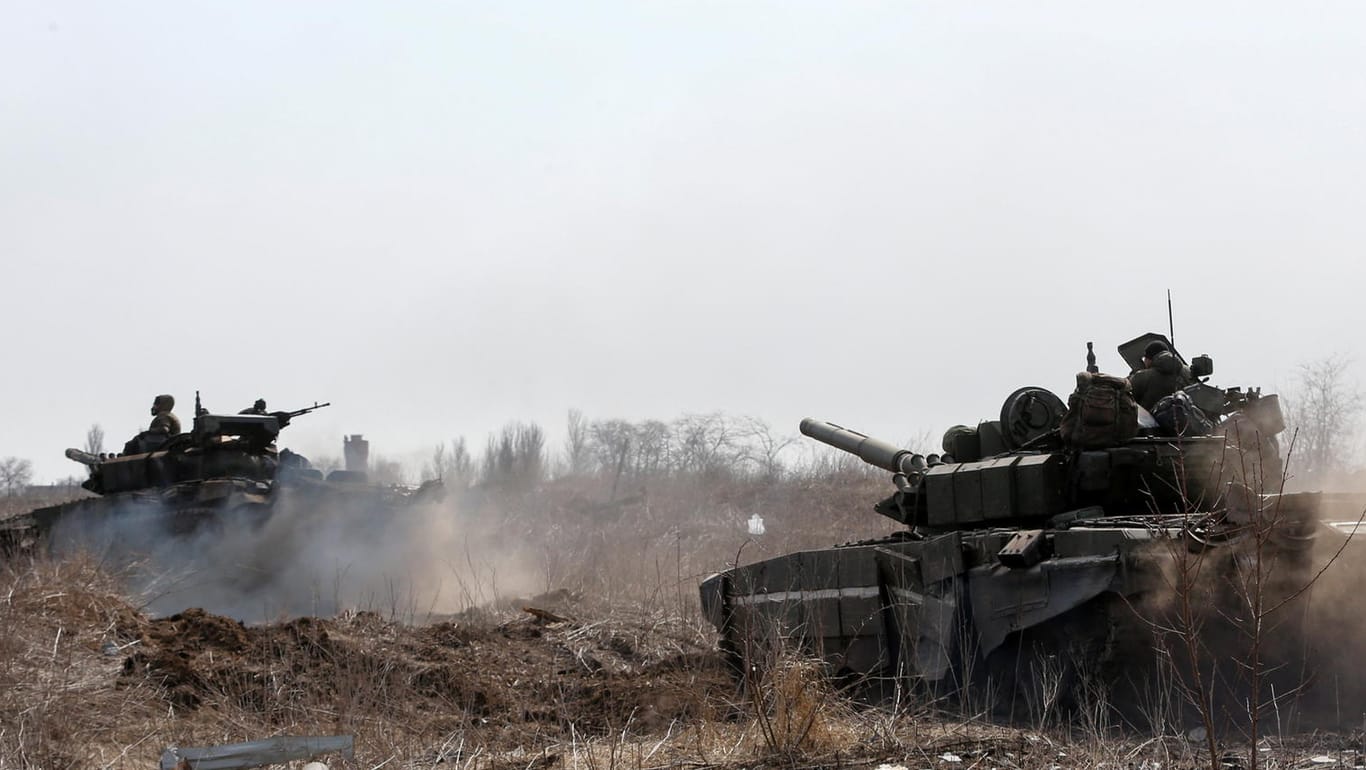 Russische Truppen in Mariupol: Das Militär hat die ukrainischen Soldaten aufgefordert, die Stadt unbewaffnet zu verlassen.