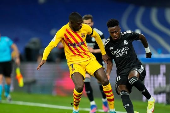 Ousmane Dembélé (l) vom FC Barcelona im Duell mit Real-Profi Vinicius Junior.