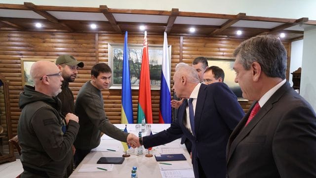 Dieses Bild zeigt Unterhändler der Ukraine und Russlands vor Gesprächen nahe der polnisch-belarussischen Grenze am 03. Dieses Bild zeigt Unterhändler der Ukraine und Russlands vor Gesprächen nahe der polnisch-belarussischen Grenze am 03.