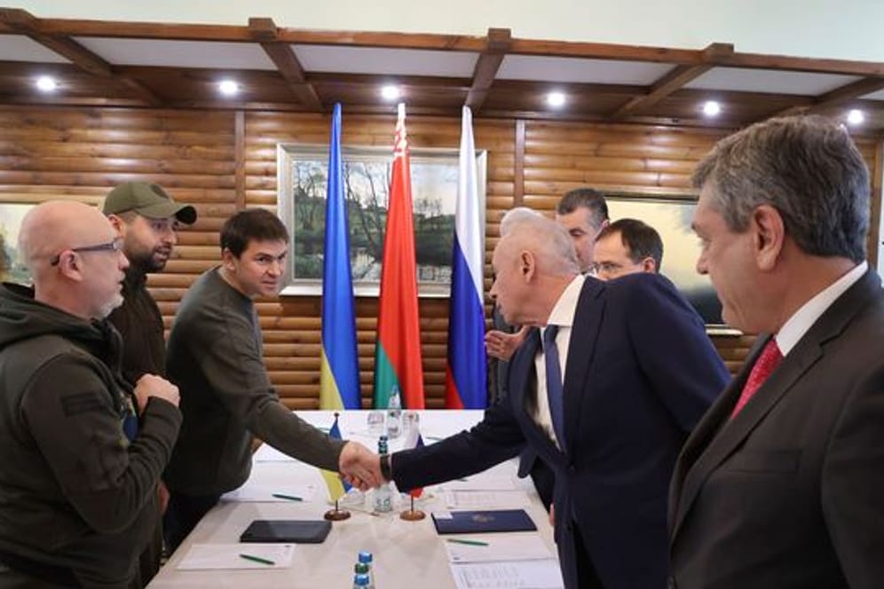 Dieses Bild zeigt Unterhändler der Ukraine und Russlands vor Gesprächen nahe der polnisch-belarussischen Grenze am 03.