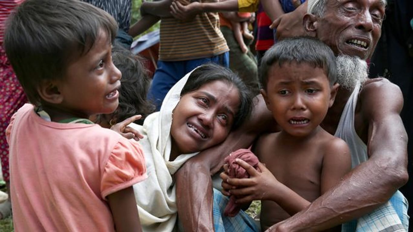 Angehörige der muslimischen Minderheit der Rohingyas weinen an der Grenze zu Bangladesch.