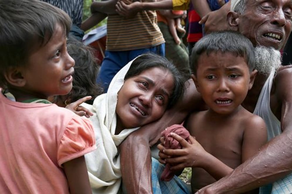 Angehörige der muslimischen Minderheit der Rohingyas weinen an der Grenze zu Bangladesch.