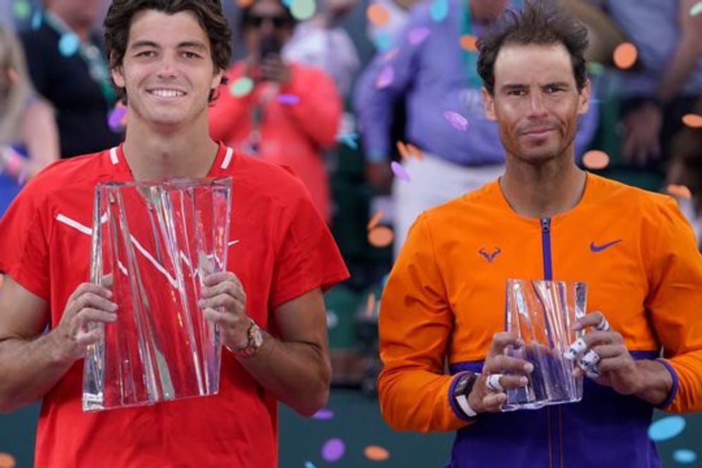 Sieger Taylor Fritz (l) hält mit seiner Trophäe neben Rafael Nadal bei der Siegerehrung.