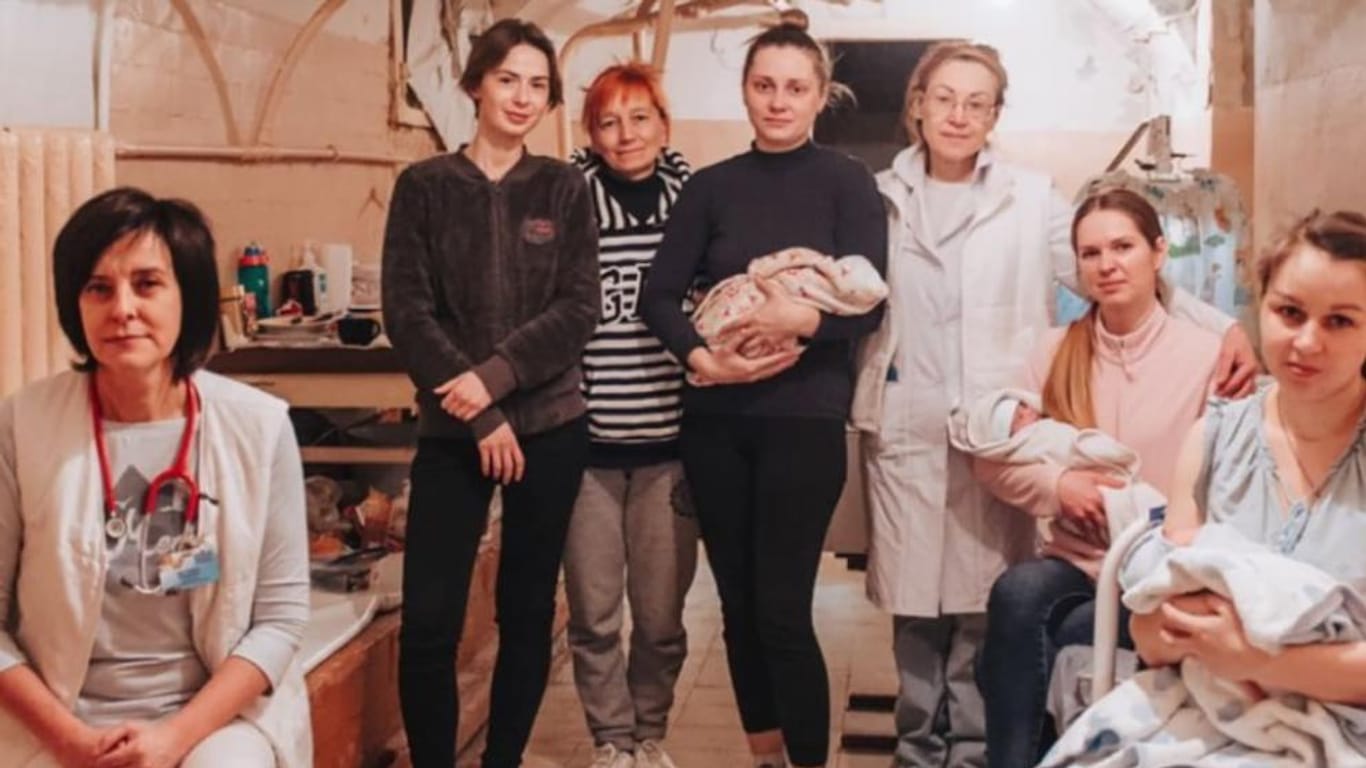 Kondratova (links) mit Müttern und Mitarbeiterinnen im Keller der Klinik.