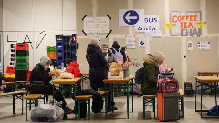 Nahrung und Tipps für die Weiterfahrt erhalten ukrainische Flüchtlinge an einer Anlaufstelle im Berliner Hauptbahnhof.