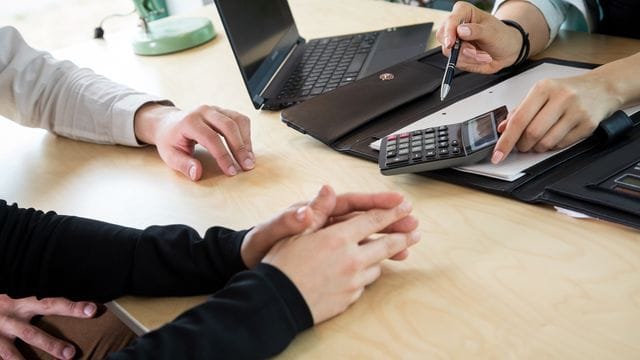 Wenn die finanziellen Belastungen zu groß werden, kann neben Sparmaßnahmen auch eine Beratung sinnvoll sein. Wenn die finanziellen Belastungen zu groß werden, kann neben Sparmaßnahmen auch eine Beratung sinnvoll sein.