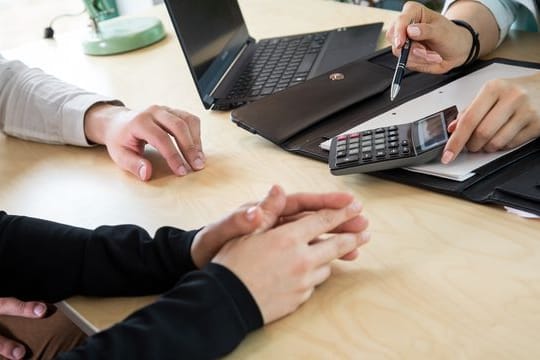 Wenn die finanziellen Belastungen zu groß werden, kann neben Sparmaßnahmen auch eine Beratung sinnvoll sein. Wenn die finanziellen Belastungen zu groß werden, kann neben Sparmaßnahmen auch eine Beratung sinnvoll sein.