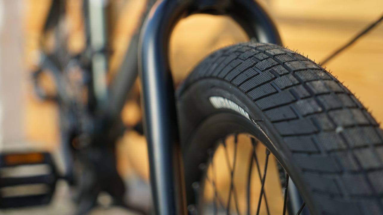 Vorn sind 2,3-Zoll-Reifen aufgezogen, hinten messen sie 2,2 Zoll.