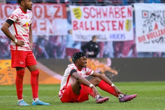 Die Leipziger um Christopher Nkunku (l) und Mohamed Simakan vergaben zu viele Chancen.