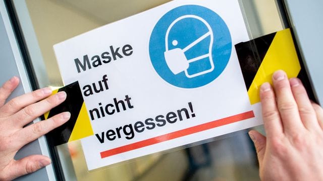 Schild mit der Aufschrift "Maske auf nicht vergessen!" im Neuen Gymnasium in Oldenburg. Schild mit der Aufschrift "Maske auf nicht vergessen!" im Neuen Gymnasium in Oldenburg.