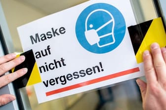 Schild mit der Aufschrift "Maske auf nicht vergessen!" im Neuen Gymnasium in Oldenburg.