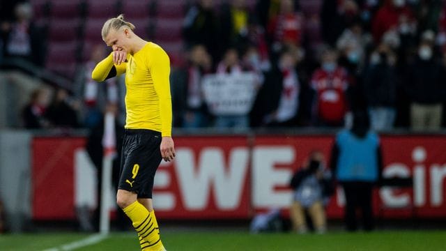 Der Einzige, der wohl noch an eine echte Titelchance für Borussia Dortmund geglaubt hatte: Erling Haaland verlässt den Platz.