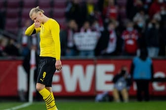Der Einzige, der wohl noch an eine echte Titelchance für Borussia Dortmund geglaubt hatte: Erling Haaland verlässt den Platz.
