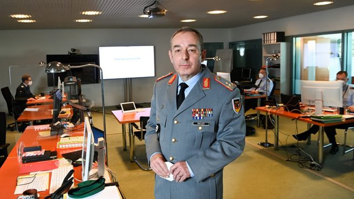 Generalmajor Carsten Breuer, Leiter des Corona-Krisenstabs, steht im Corona-Krisenstab im Bundeskanzleramt.