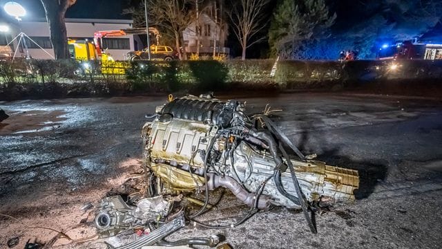 Herausgerissener Motorblock: Nach der Bluttat fuhr der tatverdächtige Ehemann gegen einen Baum. Herausgerissener Motorblock: Nach der Bluttat fuhr der tatverdächtige Ehemann gegen einen Baum.