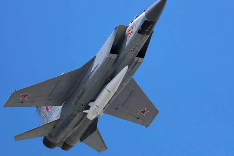 Ein Mikoyan MiG-31 Abfangjäger der russischen Luftwaffe fliegt bei einer russischen Militärparade mit einer ballistischen Luft-Boden-Rakete "Kinschal" (Kh-47M2 Kinzhal) durch die Luft.