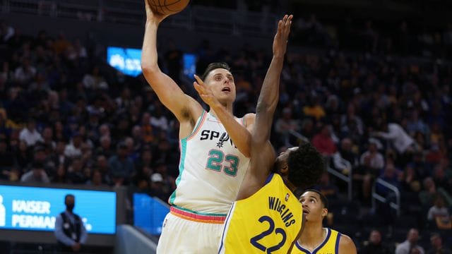 Zach Collins (23, l) von den Spurs in Aktion gegen Andrew Wiggins (22) von den Warriors. Zach Collins (23, l) von den Spurs in Aktion gegen Andrew Wiggins (22) von den Warriors.