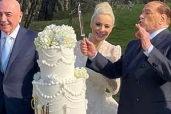 Italiens früherer Regierungschef Silvio Berlusconi und seine Lebensgefährtin Marta Fascina: Bei ihrer "symbolischen Hochzeit" schneiden sie eine Hochzeitstorte an.