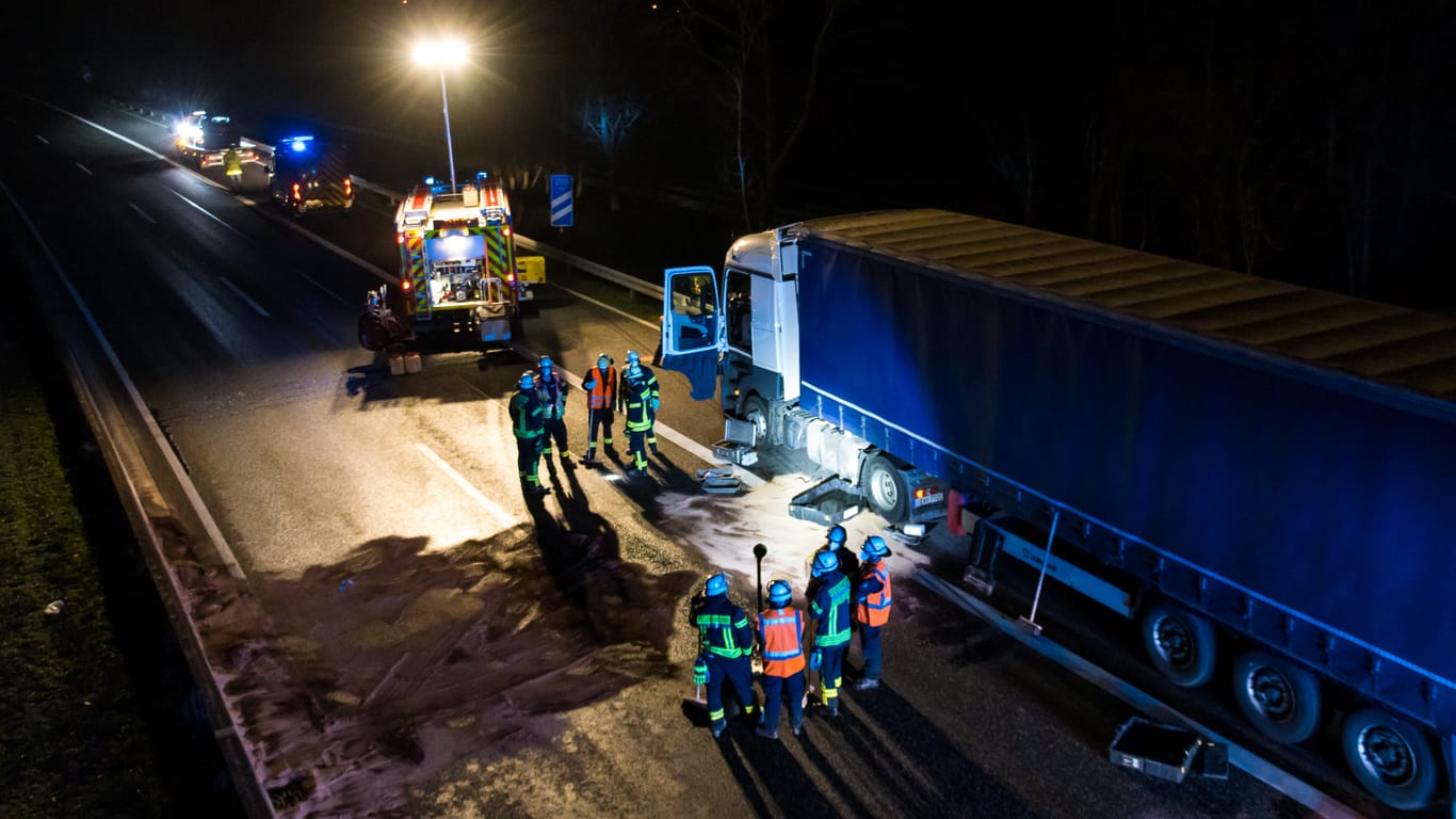 Einsatzkräfte am Lkw: Bei dem Unfall sind große Mengen Diesel auf die Fahrbahn ausgelaufen.